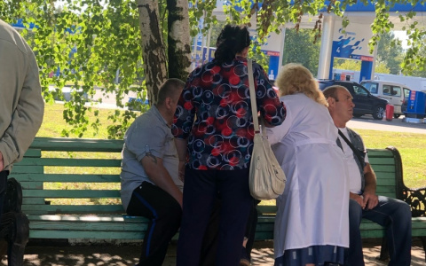 Спасали врачи: ярославне стало плохо на похоронах мамы и сына, погибших под завалами на Батова