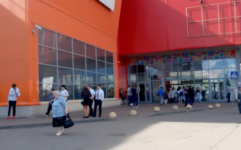 «Объявили по громкой связи»: очевидцы раскрыли причины эвакуации в ТЦ за Волгой