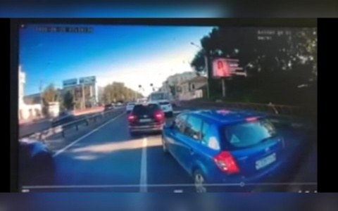 Пустил газ в закрытую маршрутку: видео разборок на дороге в Ярославле слили в сеть