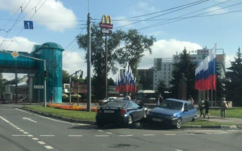 "Один ехал на красный": ярославцы сообщают о ДТП на Московском проспекте