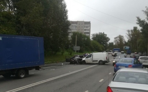«Его зажало в машине»: семья с ребенком попала в смертельное ДТП в Ярославле
