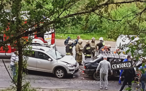 Мать умерла, а отца зажало в расплющенной машине: кадры жуткого ДТП в Ярославле