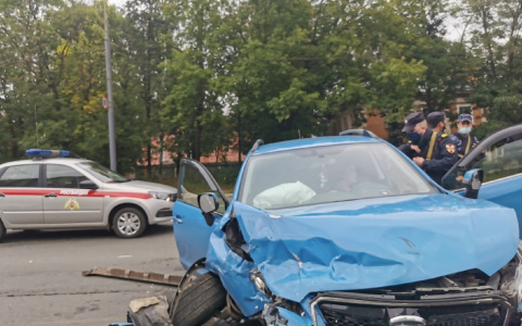 Женщину зажало в салоне: подробности ДТП в центре Ярославля