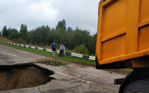Огромный провал: под Ярославлем образовалась яма размером с человека