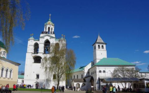 Люди бегут в панике: в Ярославле эвакуируют кремль