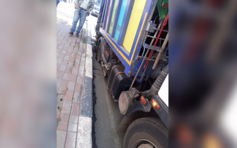 "Земля отторгает асфальт": в центре Ярославля в яму угодил мусоровоз