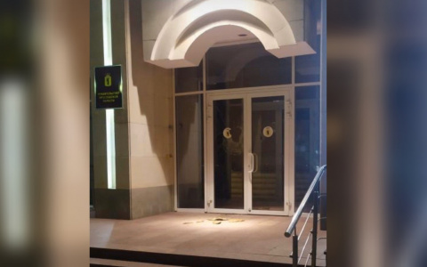 Неизвестные разбили двери в здании правительства Ярославской области