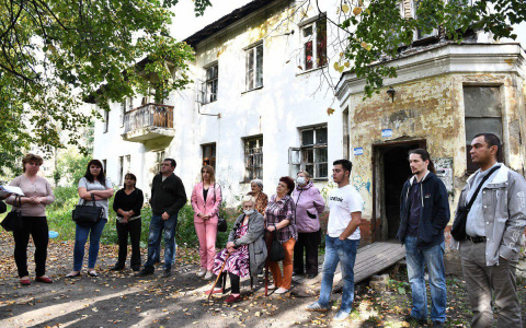 Куски стен сыплются на головы: ярославцы встали на защиту опасного дома