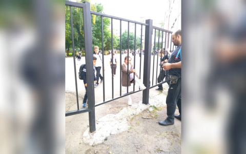 Карабкаются по полосе препятствий: чтобы попасть в школу, ярославские ученики лазят через забор