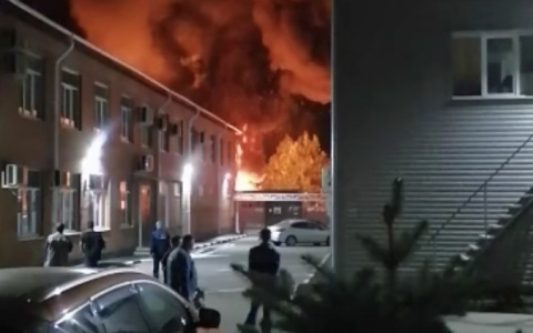 Гигантское пламя и черный дым: подробности крупного пожара в Ярославле. Видео