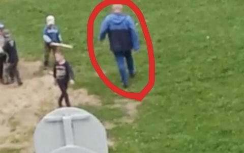 Шел с ножом по детской площадке: ярославцы напуганы опасным соседом. Видео.