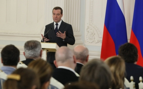 Всех уравнять: Медведев предложил платить россиянам гарантированно