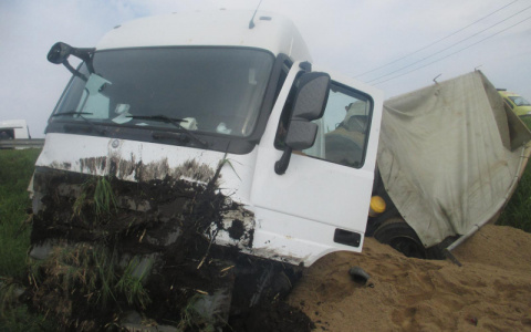 Трое - в больнице: подробности ДТП с грузовиком под Ярославлем