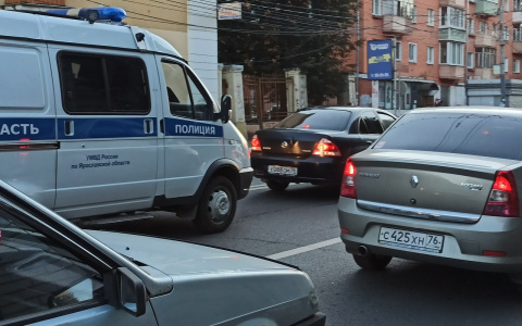 "Зажал девушку в лифте": заволжане бьют тревогу из-за опасного незнакомца