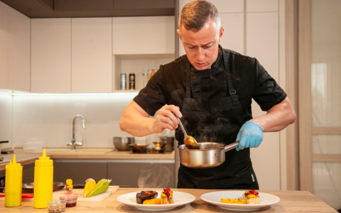 В День города мастер-класс Олега Молотова по приготовлению блюд с использованием новинок от «Балтики» посмотрели тысячи человек