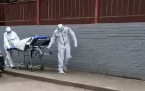 Рядом со школой в центре Ярославля медики в защитных костюмах