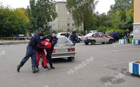 Подозреваемого в убийстве детей привезли в Ярославль на допрос: кадры