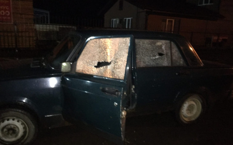 "Гнался и угрожал пистолетом": в Ярославле расстреляли машину с пассажирами