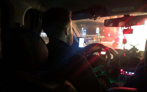 Накинулся, пока спала: таксист ограбил пассажирку под Ярославлем