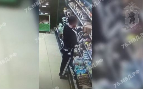 Судорожно оглядывался у полок: ярославца-маслоеда "спалили" через камеру в магазине