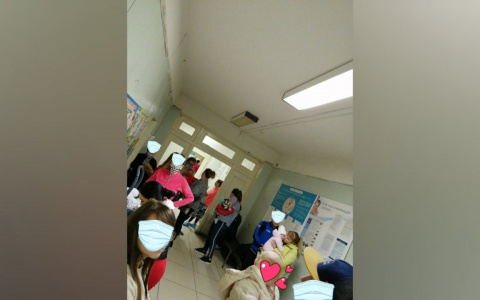 "Половина без масок": ярославцы возмутились очередями в детской поликлинике