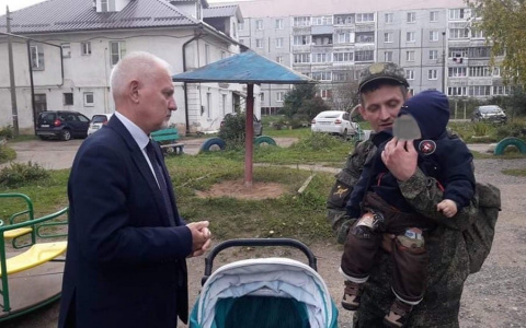 Многодетного папу-военного, работавшего с младенцем на руках, отпустили со службы