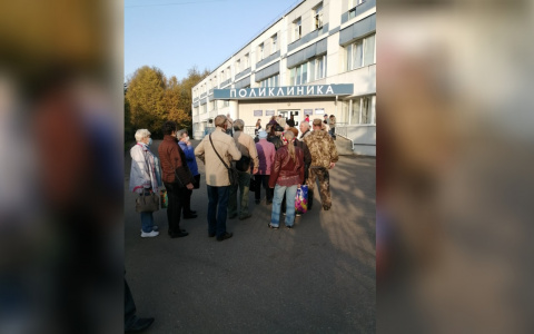 Очередь в десятки метров: пациенты шокированы толпами в больнице под Ярославлем