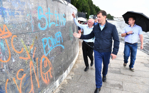 Чиновника с протянутой рукой закидали в ярославской области