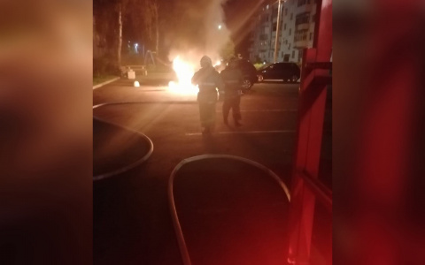 Пламя посреди улицы: ночью в Ярославле полыхал автомобиль
