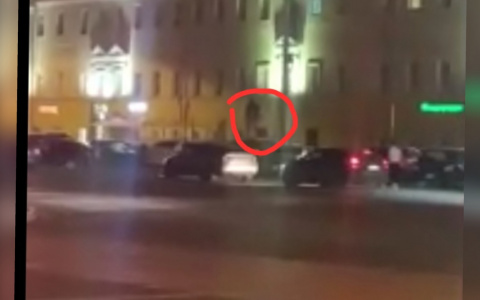 Залез на крышу и стал скакать: в Ярославле ищут вандала, прыгавшего на машине. Видео
