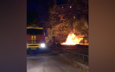 "Соболезную хозяину машины": во дворах Ярославля вновь полыхают авто. Видео