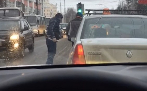 "Выпустил обойму в людей": таксист устроил стрельбу в Ярославле