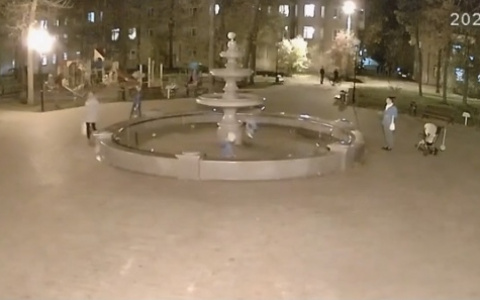 Дети на глазах у взрослых разрушили фонтан в Ярославской области