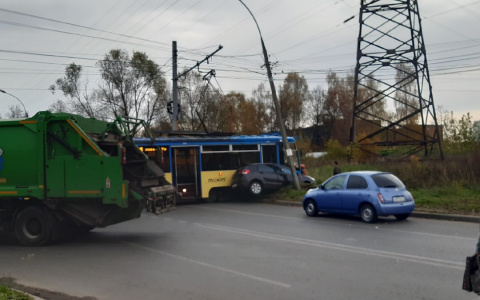 В Ярославле трамвай "впечатал" автомобиль в столб: кадры