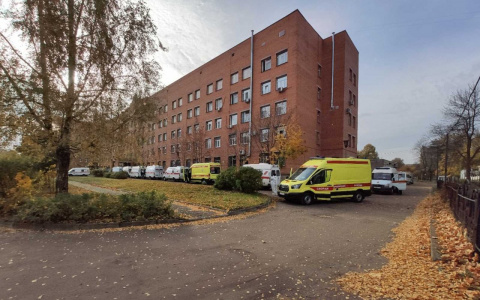 "Нагрузка адская": скорые стоят часами в очереди в Ярославле у ковидного госпиталя