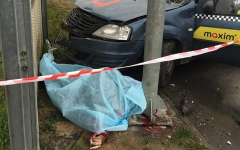 Погибший водитель под колесами такси: страшное ДТП произошло в Кузнечихе