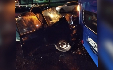 Реанимация и люди с травмами: на остановке в Брагино авто протаранило автобус