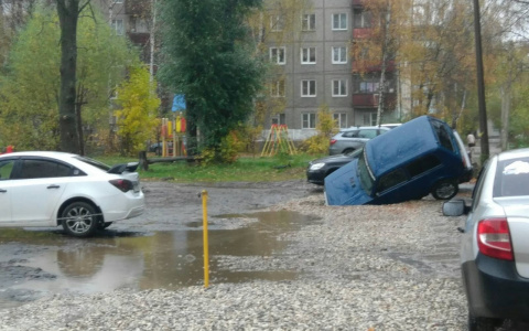 Во дворе Ярославля машина ушла под землю
