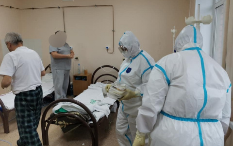 Везут и днем, и ночью: будни красной зоны ковид-госпиталя показал фотограф из Ярославля