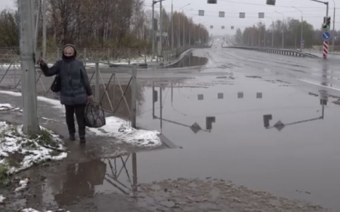 Обольет с ног до головы: трассу под Ярославлем затопило лужами. Видео