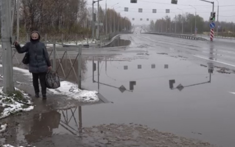 "Притормаживаем и включаем аварийку": власти назвали причины затопления новой дороги в Ярославле
