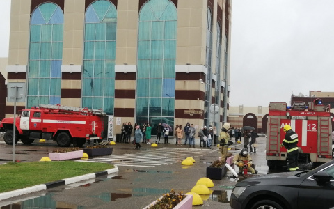 Массово эвакуируют людей в ТЦ Ярославля, что произошло