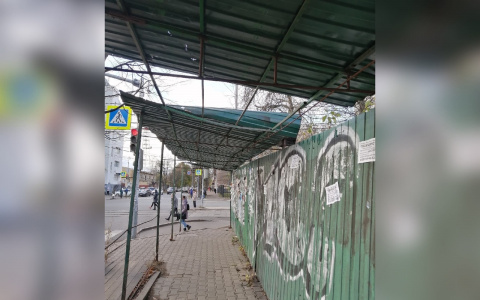 Кусок забора свалился на голову ребенка в центре Ярославля