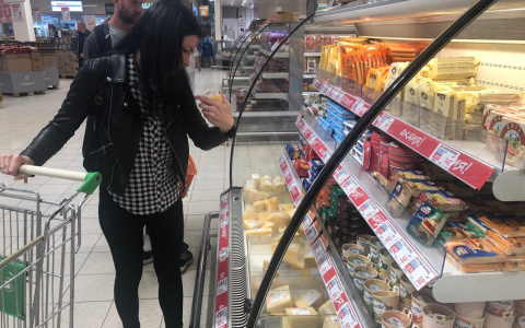 Живот пронзит боль: медики рассказали о вредных для здоровья продуктах