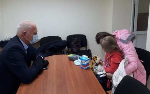 "Она так нервничала": сбежавших маму и дочку из подъезда вернули в больницу Ярославля