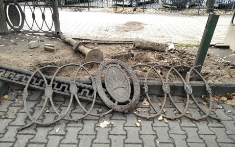 "Освобождают место для нового": уникальный чугунный забор разбирают в Ярославле