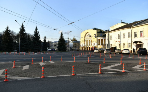 "Зимой уберем": в мэрии рассказали, зачем установили столбы в центре Ярославля