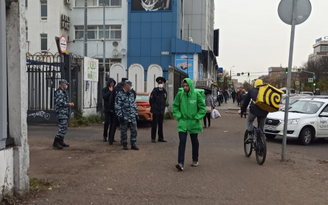 "Я тебя зарежу": ярославец перелез через балкон и напал на свою любовницу и друга