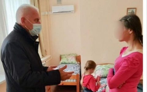 Маме и девочке, жившим в подъезде, нашли дом в Ярославле