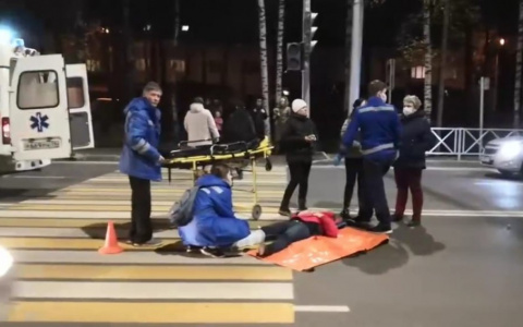 Лежал на носилках: на Тутаевском шоссе сбили юношу. Видео